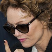 Vanessa Paradis, nouvelle coupe de cheveux courts et très bouclés, fait sensation chez Chanel