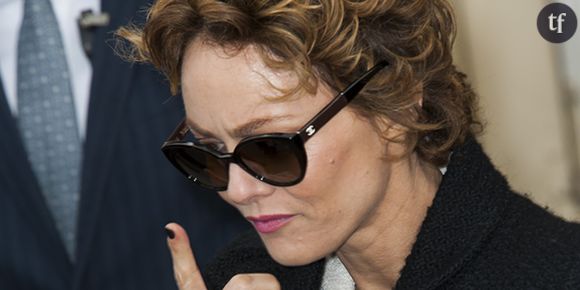 Vanessa Paradis, nouvelle coupe de cheveux courts et très bouclés, fait sensation chez Chanel