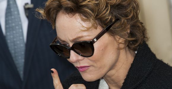 Vanessa Paradis, nouvelle coupe de cheveux courts et très bouclés, fait sensation chez Chanel