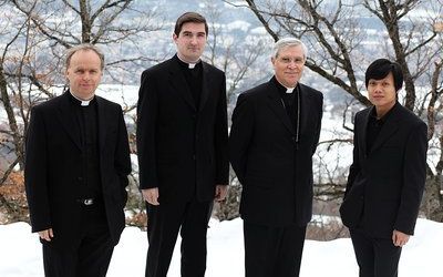 "Les Prêtres" : un des membres du groupe quitte l'Eglise et souhaite se marier !