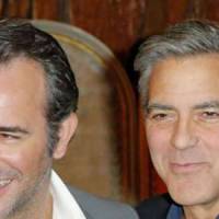 Quand Georges Clooney et Jean Dujardin jouent aux mimes sur le plateau du JT de TF1 - vidéo