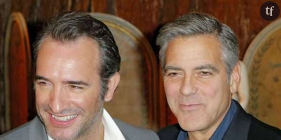 Quand Georges Clooney et Jean Dujardin jouent aux mimes sur le plateau du JT de TF1 - vidéo