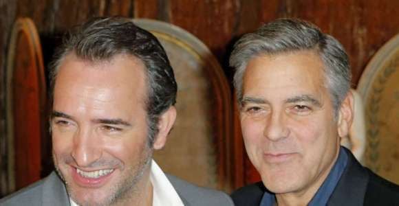 Quand Georges Clooney et Jean Dujardin jouent aux mimes sur le plateau du JT de TF1 - vidéo