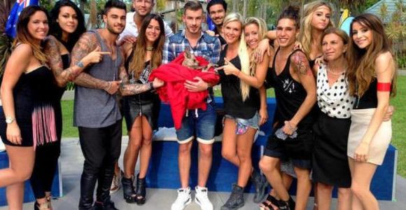 Les Anges 6 : Nelly, de "La Belle et ses princes", déjà la cible d'Amélie et de Twitter