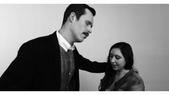 "First Kiss" : des couples se masturbent au lieu de s'embrasser dans une parodie