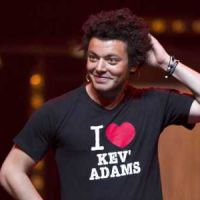 Kev Adams se fait trop draguer pour garder une copine