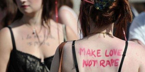 Des pancartes sur l'affaire DSK lors de la «marche des salopes» à Londres