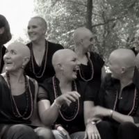 Elles se rasent la tête en solidarité avec leur amie atteinte d'un cancer