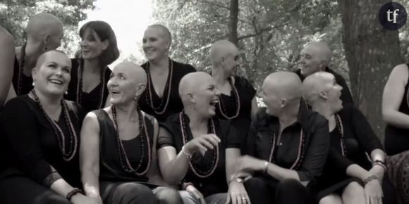 Elles se rasent la tête en solidarité avec leur amie atteinte d'un cancer