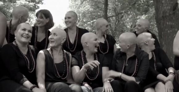 Elles se rasent la tête en solidarité avec leur amie atteinte d'un cancer