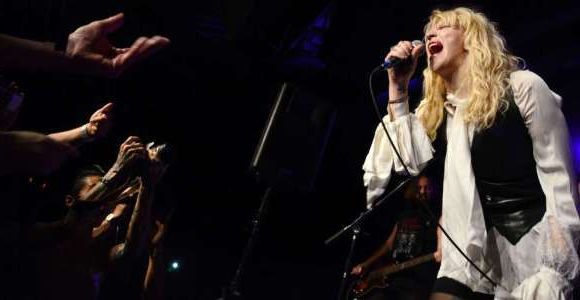 Courtney Love rossée sur Twitter pour avoir enquêté sur la disparition du Boeing 777