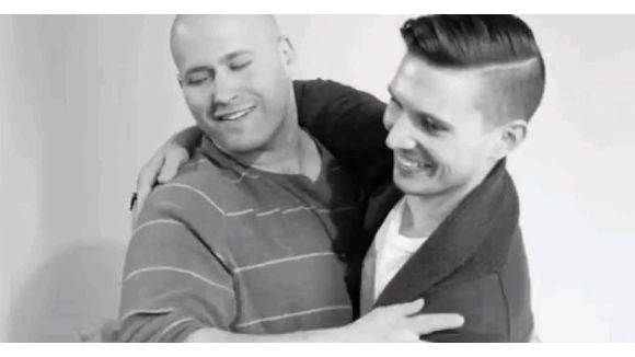 « First Kiss »: quand homophobes et homosexuels se font un câlin - en vidéo