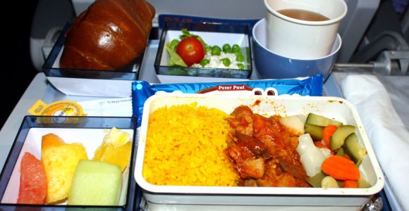 66 minutes: pourquoi mange-t-on si mal dans les avions ?