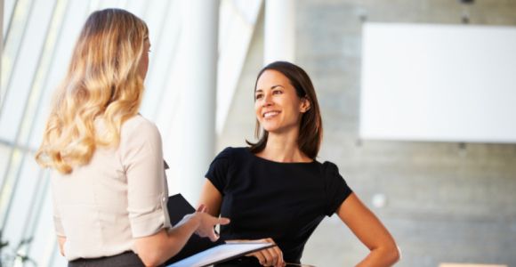 Le lundi sur leur 31, le vendredi en jeans : comment les femmes s'habillent pour travailler