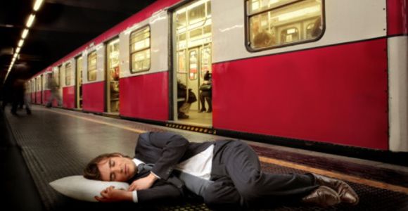 Pourquoi (et comment) dormir dans le métro peut sauver votre journée de boulot