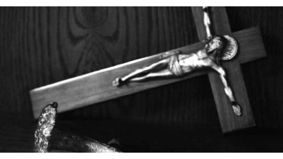 Le Bon Coin : Dieu met en vente un clou de crucifixion