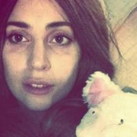 Lady Gaga pose sans maquillage dans son lit avec son doudou