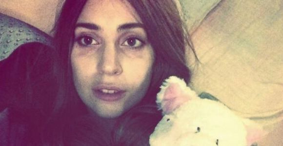 Lady Gaga pose sans maquillage dans son lit avec son doudou