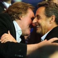 PSG vs Chelsea : Sarkozy et Depardieu s'embrassent en tribune