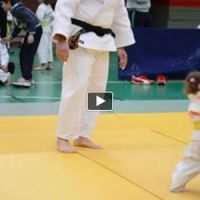 Le premier combat de judo de deux petites filles (Vidéo so cute)