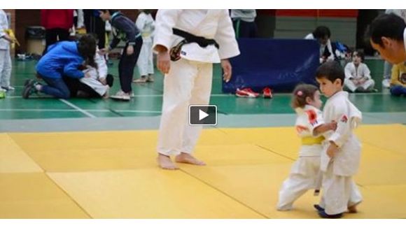 Le premier combat de judo de deux petites filles (Vidéo so cute)