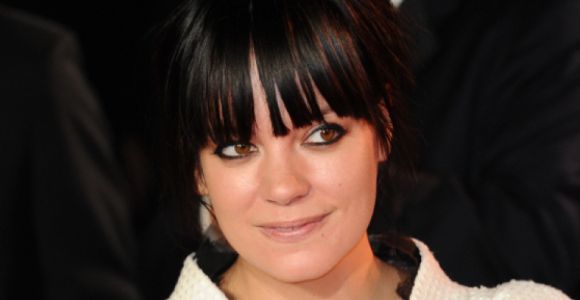 Sheezus : Lily Allen déclare la guerre à Lady Gaga, Beyoncé & co dans son clip