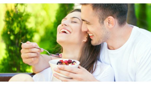 Pour être heureux en couple, mangez (du sucre de préférence) ! 
