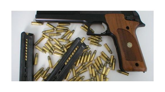 Une arme chargée retrouvée par des enfants dans un bac à sable à Paris