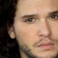 Game of Thrones : Kit Harrington pose avec un faucon pour Rolling Stone