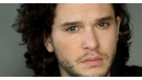Game of Thrones : Kit Harrington pose avec un faucon pour Rolling Stone