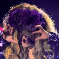 artRAVE : Lady Gaga chante topless pendant ses concerts