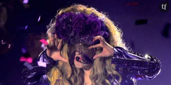 artRAVE : Lady Gaga chante topless pendant ses concerts