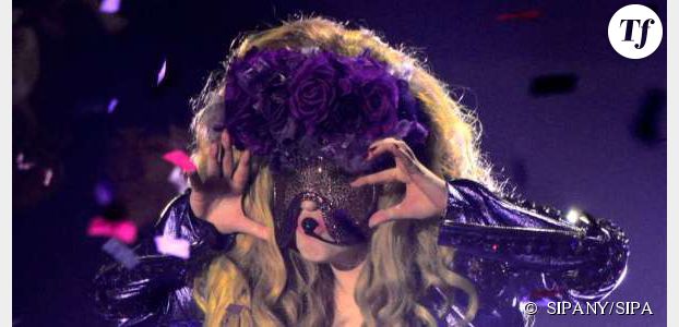 artRAVE : Lady Gaga chante topless pendant ses concerts