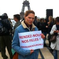 #BringBackOurGirls : Carla Bruni, Valérie Trierweiler et de nombreuses actrices manifestent au Trocadéro