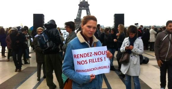#BringBackOurGirls : Carla Bruni, Valérie Trierweiler et de nombreuses actrices manifestent au Trocadéro