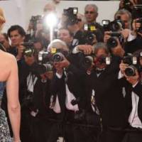 Cannes 2014 : Nicole Kidman est presque tombée dans les escaliers – vidéo