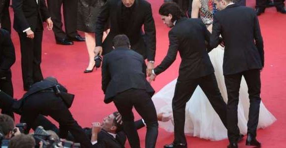 Cannes 2014 : un journaliste attrape la cheville d'America Ferrera, choquée - en vidéo