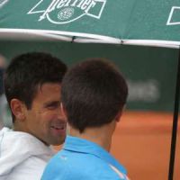 Roland Garros 2014 : Novak Djokovic fait le show avec un ramasseur de balles