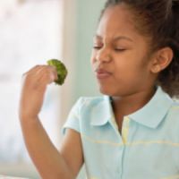 Enfants : pour les faire manger, dites-leur que c'est mauvais pour eux