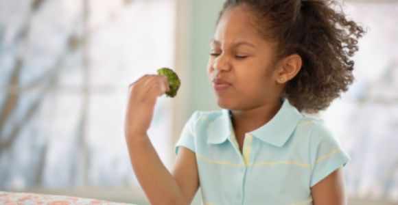 Enfants : pour les faire manger, dites-leur que c'est mauvais pour eux