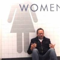 Bloqué seul dans un aéroport, il reprend "All by myself" avec son iPhone (vidéo)