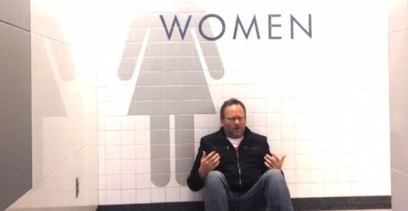 Bloqué seul dans un aéroport, il reprend "All by myself" avec son iPhone (vidéo)