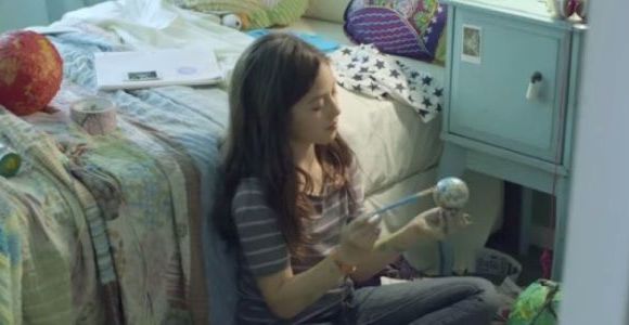 Une publicité dénonce la manière insidieuse dont on décourage les filles d’étudier les sciences