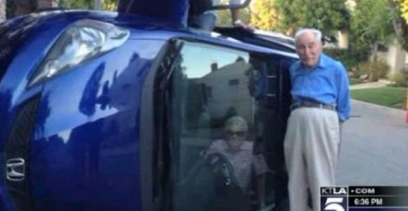 Un couple de retraités prend la pose après un étrange accident de voiture