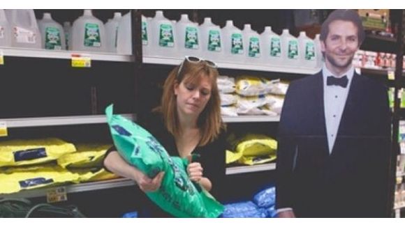 Une mère de famille partage sa vie avec Bradley Cooper... en carton !