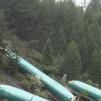 Etats-Unis: des Boeing 737 tombent dans une rivière après le déraillement d’un train