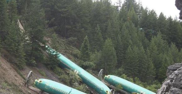 Etats-Unis: des Boeing 737 tombent dans une rivière après le déraillement d’un train