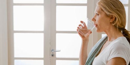 Boire de l’eau au réveil permet d’éviter la prise de poids