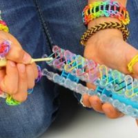 Rainbow loom - fabriquer son bracelet élastique à la main sans machine : le tuto débutant (Vidéo)