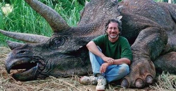 Steven Spielberg, méchant chasseur de dinosaures ? Facebook y croit